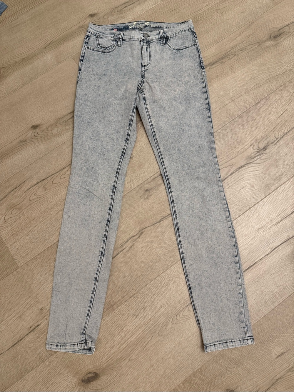 Juicy Couture Women’s Light Gray Acid-Wash Skinny Jeans